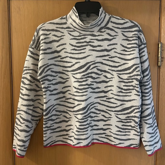 Anthropologie Women’s Lizzie Mock Neck Zebra Tiger Print Sweater Gray Size Small - Picture 3 of 13